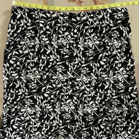 Beautiful, black and white floral skirt, button-down front 1X Sag Harbor woman - Picture 4 of 7